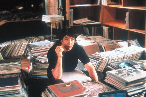 John Cusack no papel de Rob Gordon (no filme, não é Rob Fleming) e sua coleção de discos.